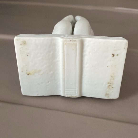 Vintage prayer hands over book and roses figurine - Picture 6 of 14